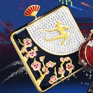 Estée Lauder Find Your Inner Warrior Mulan Perfecting Setting Powder Compact